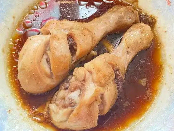 减脂必备懒人蒸鸡腿 减肥一定要多吃肉才会瘦。鸡腿肉是减脂期优质的高蛋白，减肥一定要会吃，不能节食哦！ 用料 · 鸡腿（2只） · 料酒（2勺） ·